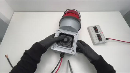 Sirène en métal moulé robuste avec stroboscope LED dans une cage